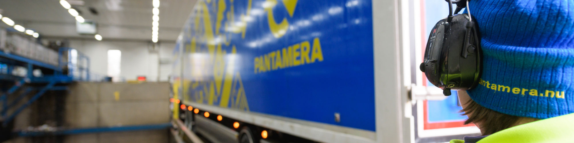 Hand som signalerar åt lastbil att den kan lasta av sin last av pant