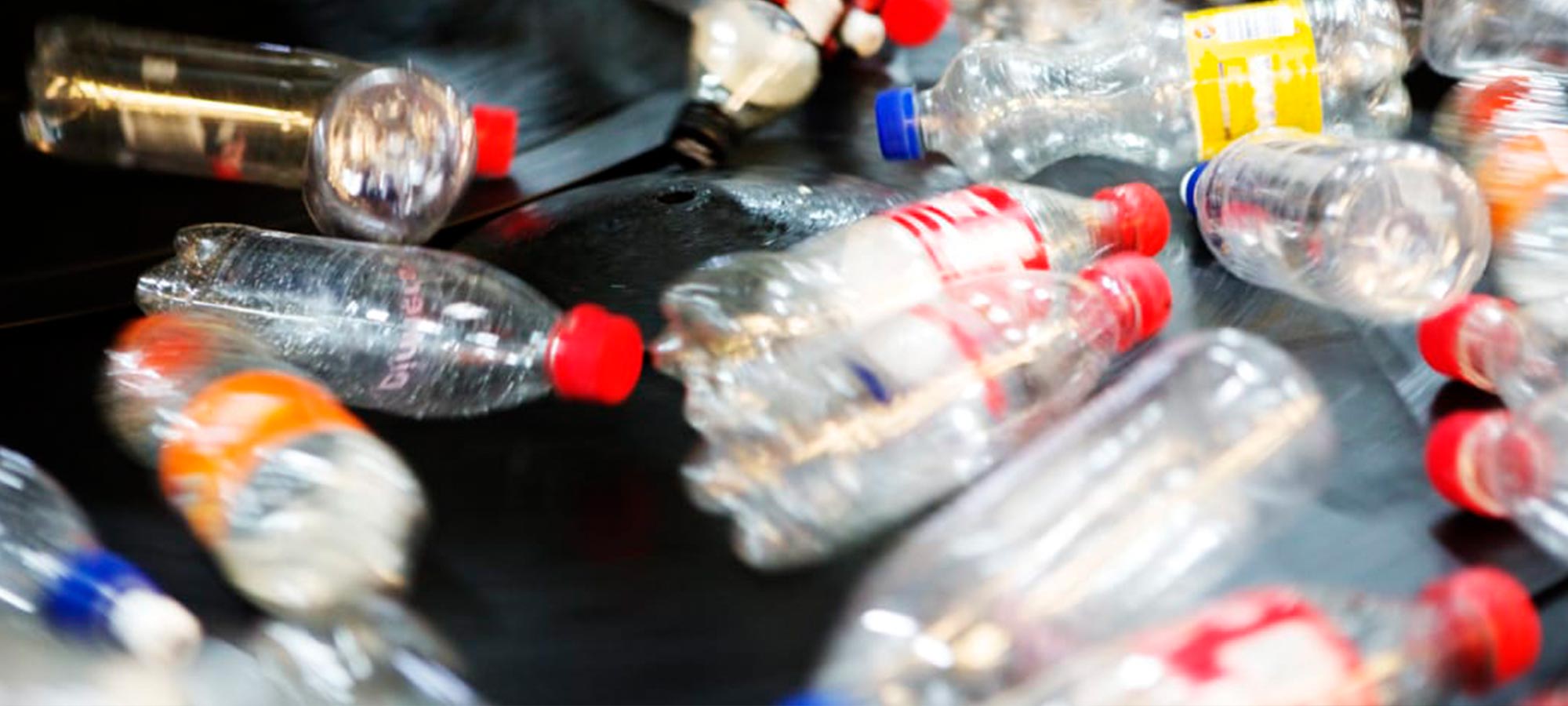 Pantburkar och pantflaskor i en sorteringsmaskin i Returpacks anläggning